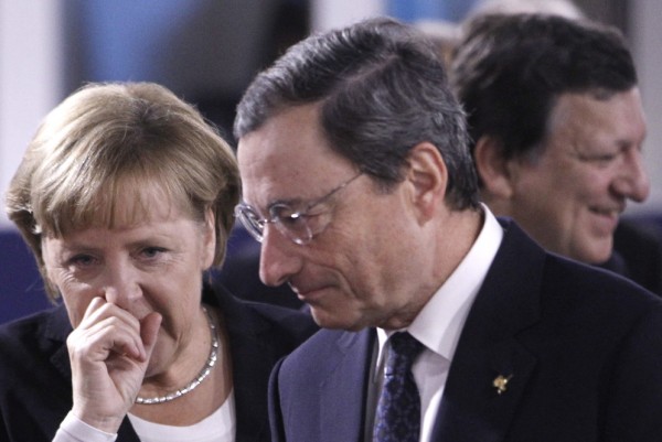 Merkel amordaza a Draghi
