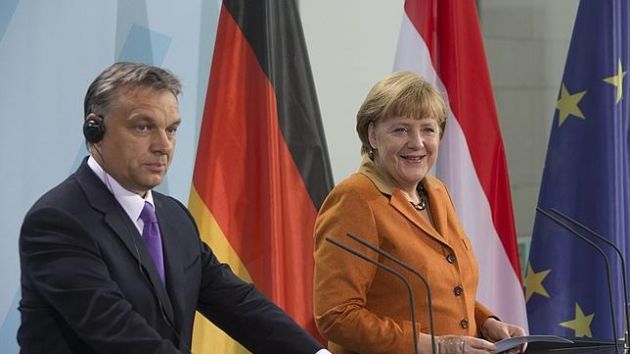 Merkel exige a otros que suban impuestos y ella los baja