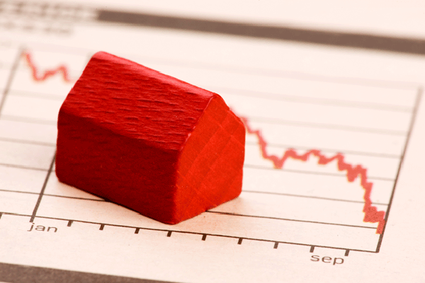La compraventa de viviendas vuelve a los números rojos