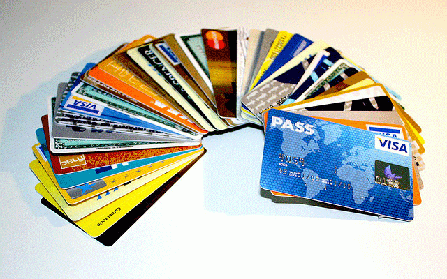 La OCU denuncia el recargo ilegal por pagar con tarjetas de crédito